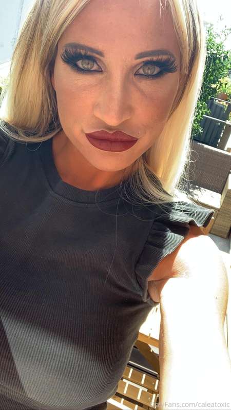 Smoking after make-up. Let's see how long it lasts in this h.. 2