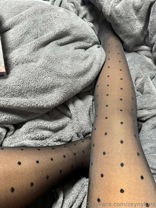 Love me some cute black dotty nylon pantyhose 🥰🔥