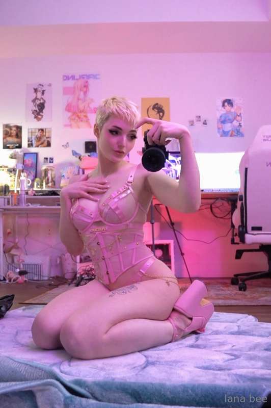 My natural hair and some booty 💕✨