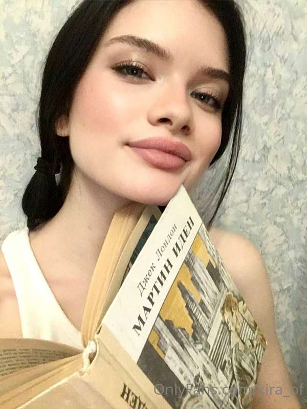 Good morning 💖💖 What is your favourite book?😍