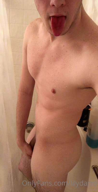 POV you’re in between us posing in the shower😛