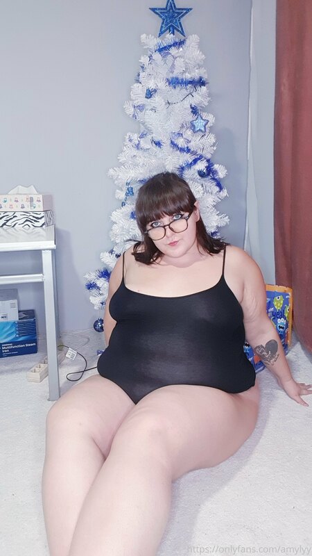 Who's going to give this gorgeous nerd some gifts for Christ.. 15