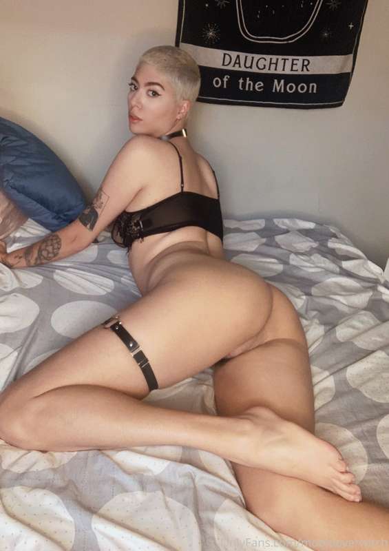 I want a kiss in my small booty rn