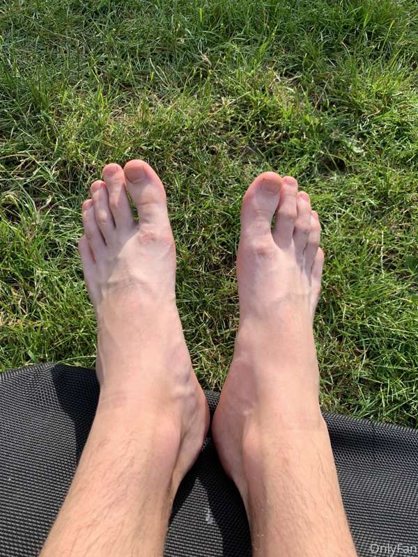 My sweaty feet today🔥 our in the sun all day🥵

Make sure you.. 2