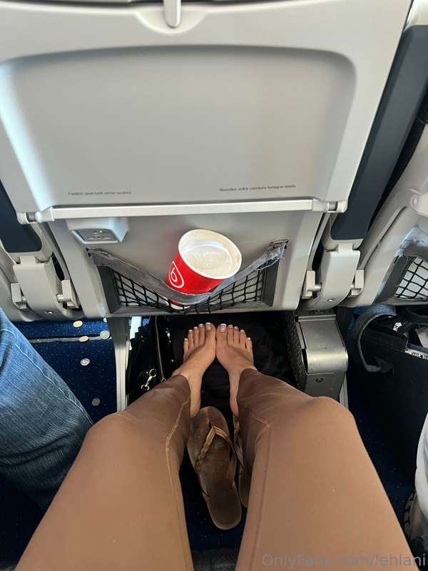 Full flight, middle seat 😩 only thing keeping my spirit up i.. 2