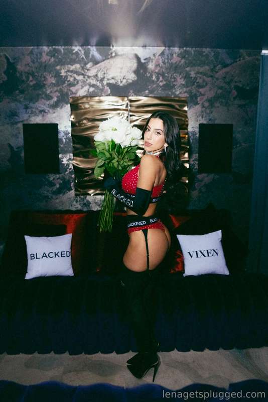 Pretty flowers and a big booty 🥰💐  1
