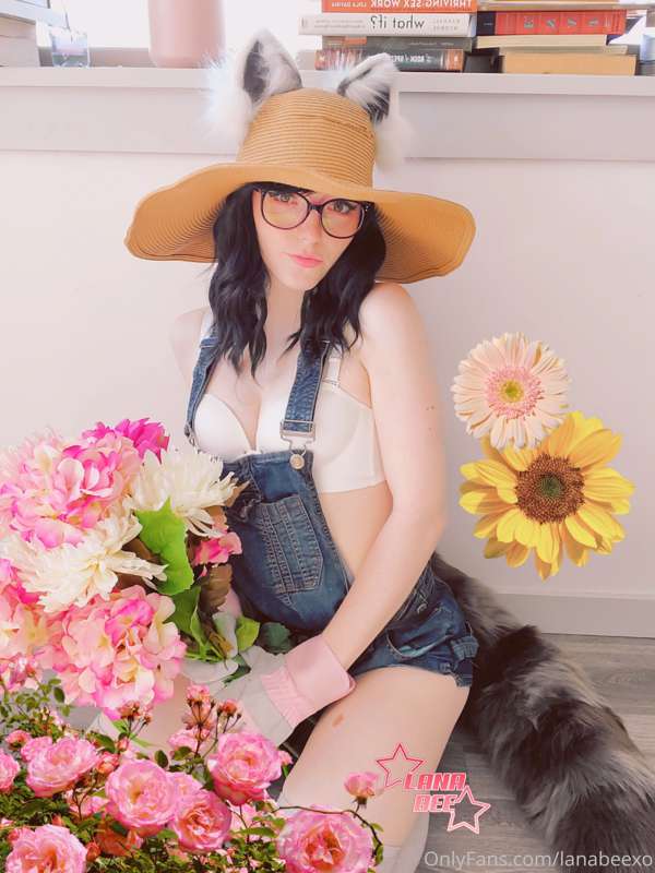 your little raccoon gf is a very attentive gardener 🌷