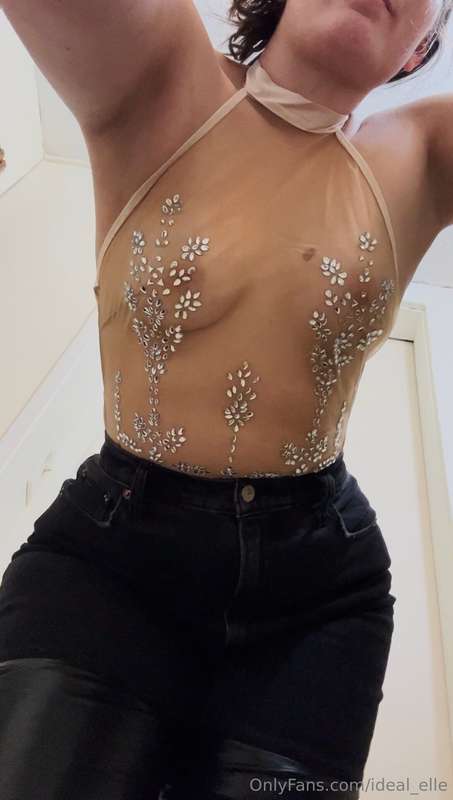 Can we just agree that this is a cute going out top? Deeeefi..
