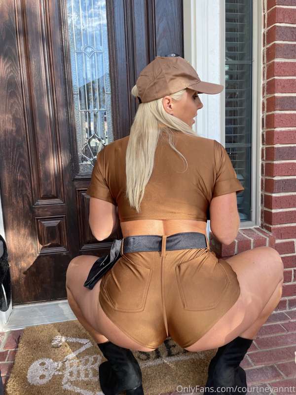 Package Delivery 📦 @texasthighs for all the costume fun 🥵 3