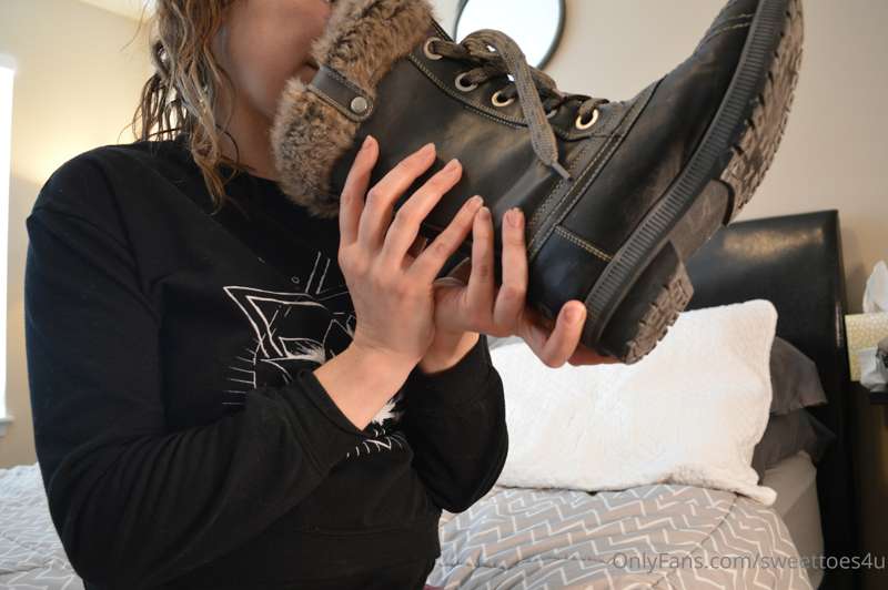 Its sooooo cold here right now.  These boots make my feet so.. 8