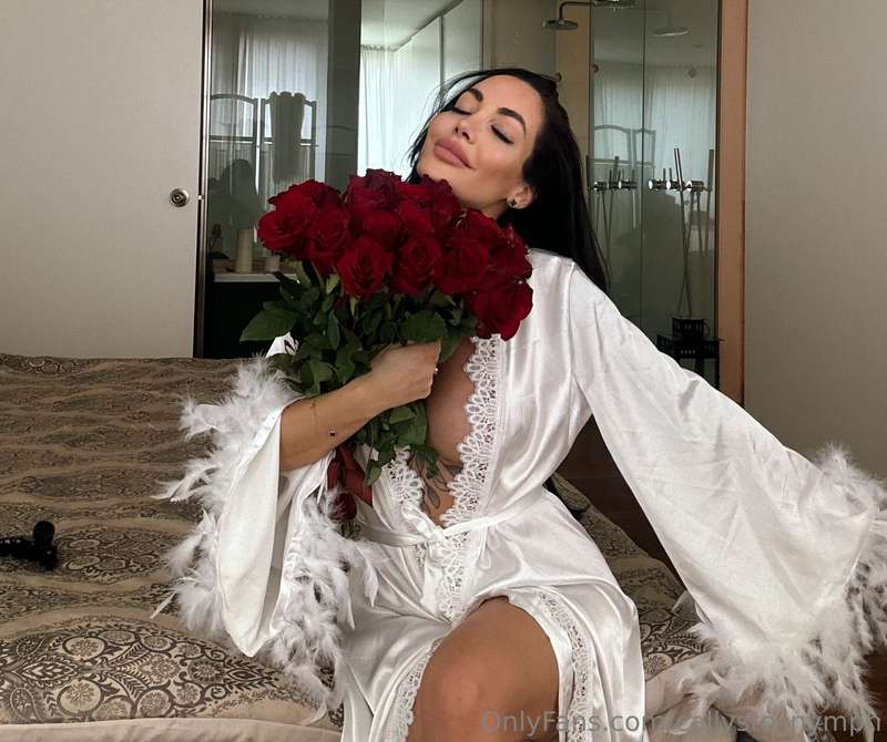 The perfect morning: flowers, sunshine and your compliments🌹