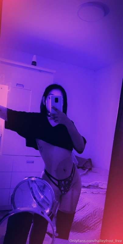 Petite and horny 💜
