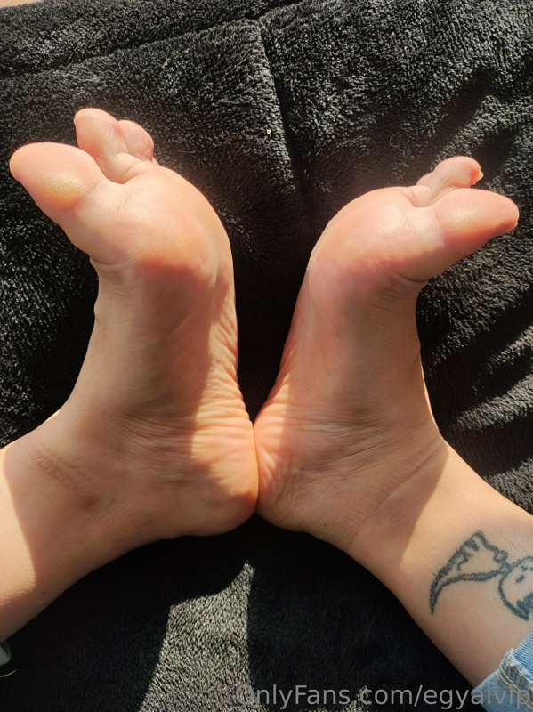 What do you prefer? Clean feet or dirty feet? 1