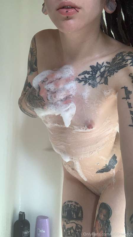 Squeaky clean 🤤🤤 i wish you were touching my body 🖤