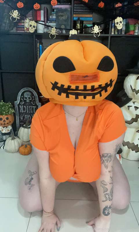 (Slightly late) October 1st Halloween post 🎃 9