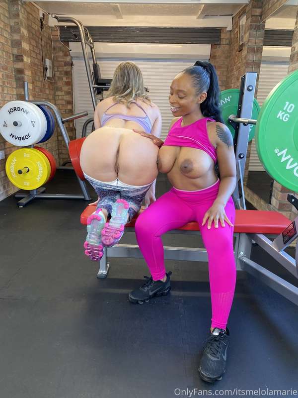 Come and work up a sweat with me and @summerrose69 🏋🏾 9
