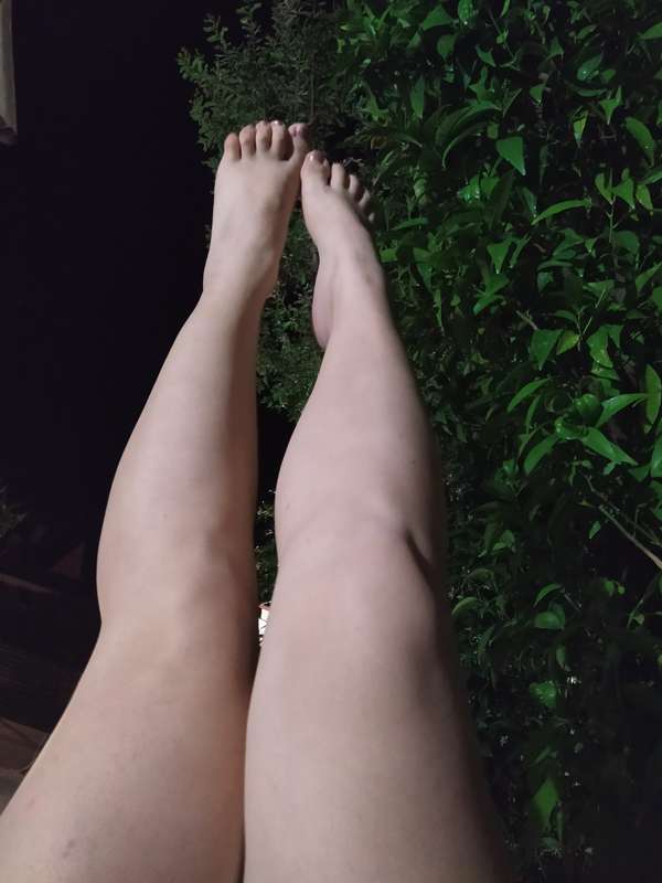 Sexy legs and feet in nature 💚