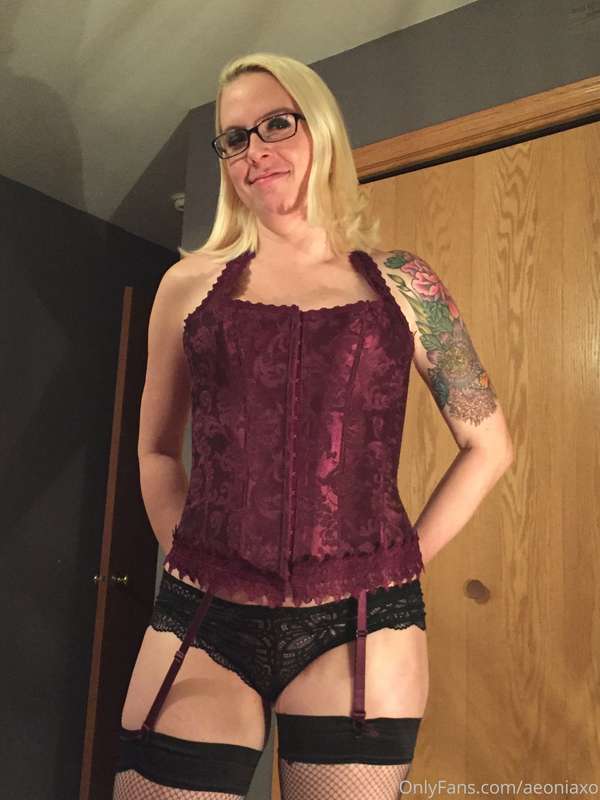 corsets & cock sucking! 😁🤤🤤 @man4yourwife69 1