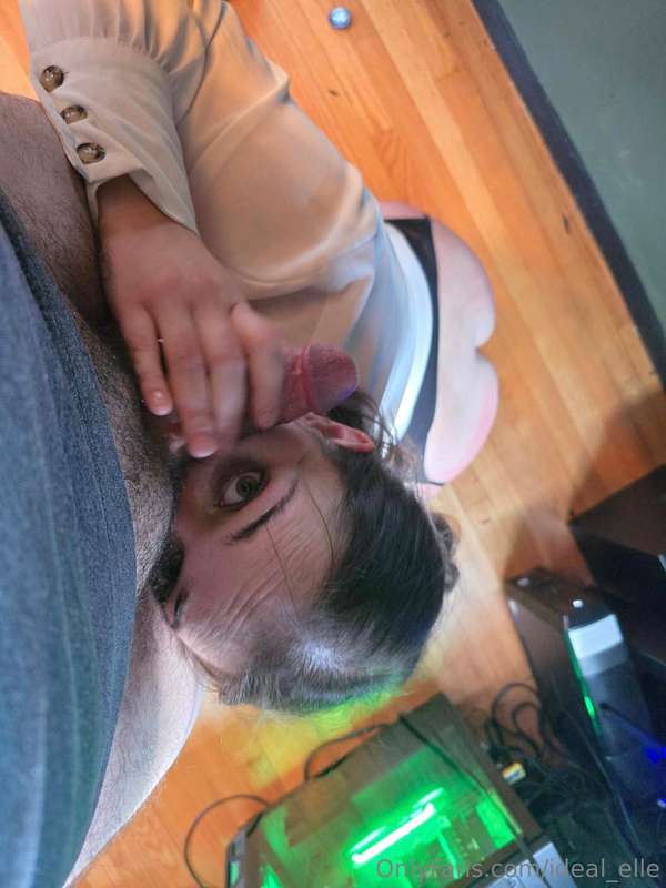 Guess who got to live out their sex-cretary fantasy 🤩 he sai..