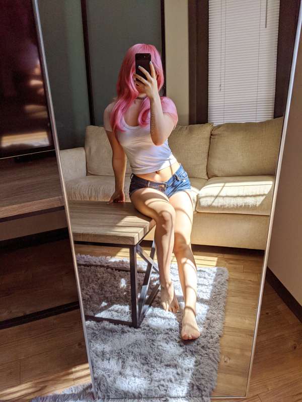A mild tease in my shortest jean shorts, plus a few cute toe.. 1