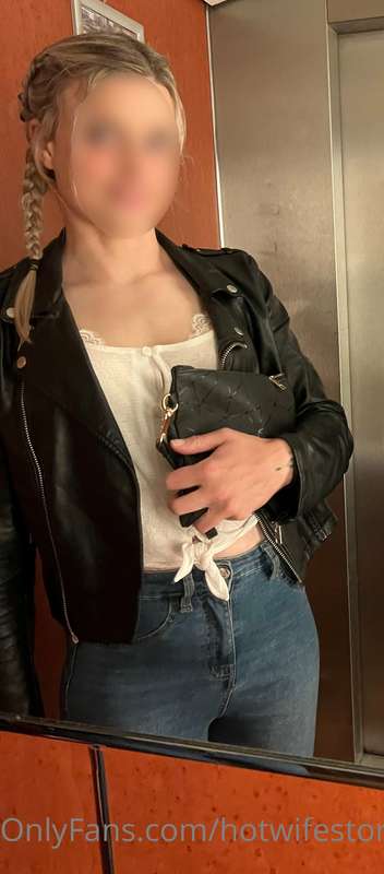A few pics in the hotel before I got naughty. I can’t stop l..