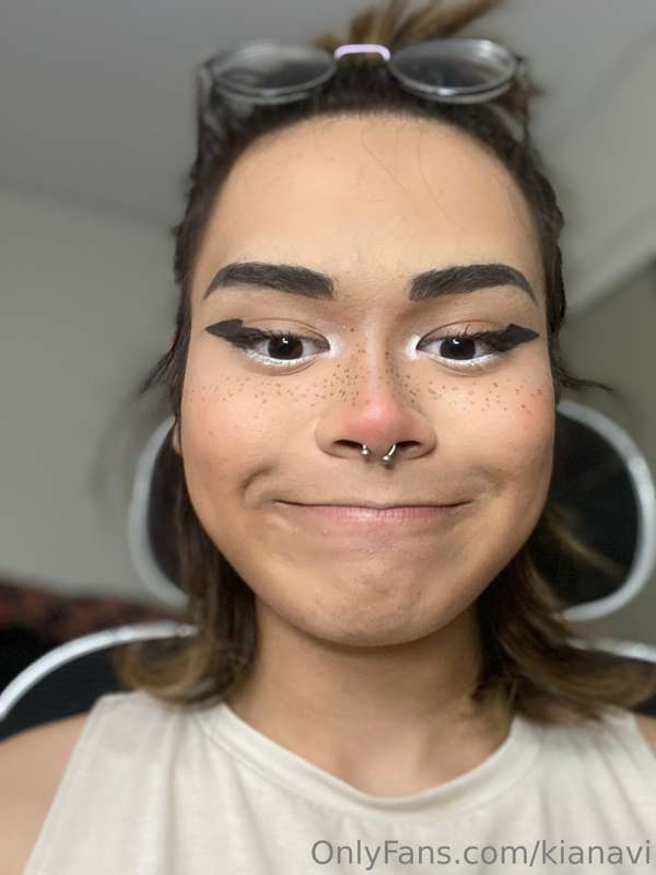 Hiya!!! ❤️
Just finished doing ma makeup and I’m ready to he.. 4