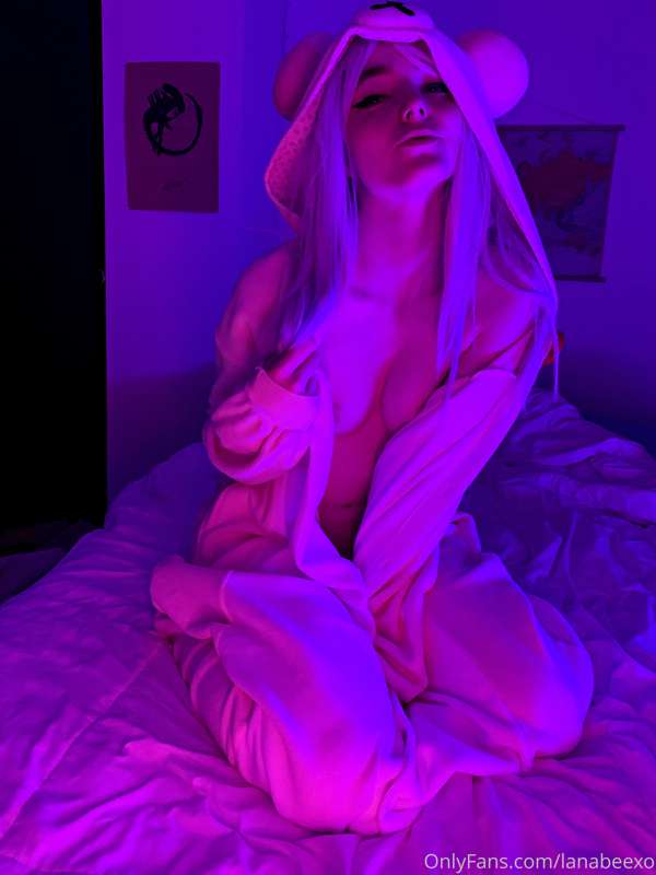Some neon pics! The JOI vid didn’t turn out right, so I’m re.. 4