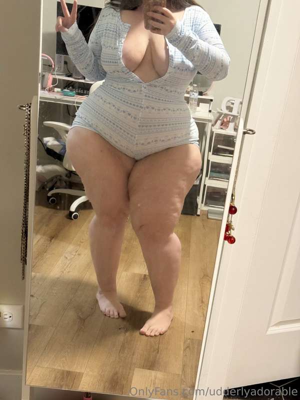 Good morning 😉 swipe to undress me… 