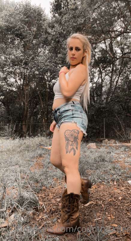 Enjoyed the nice hot sun 🌞 and u can see my nice juicy ass b.. 4
