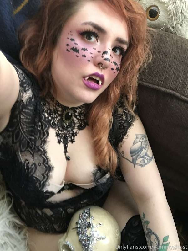 Throwback to my first ever lewd photo set! 💜 5