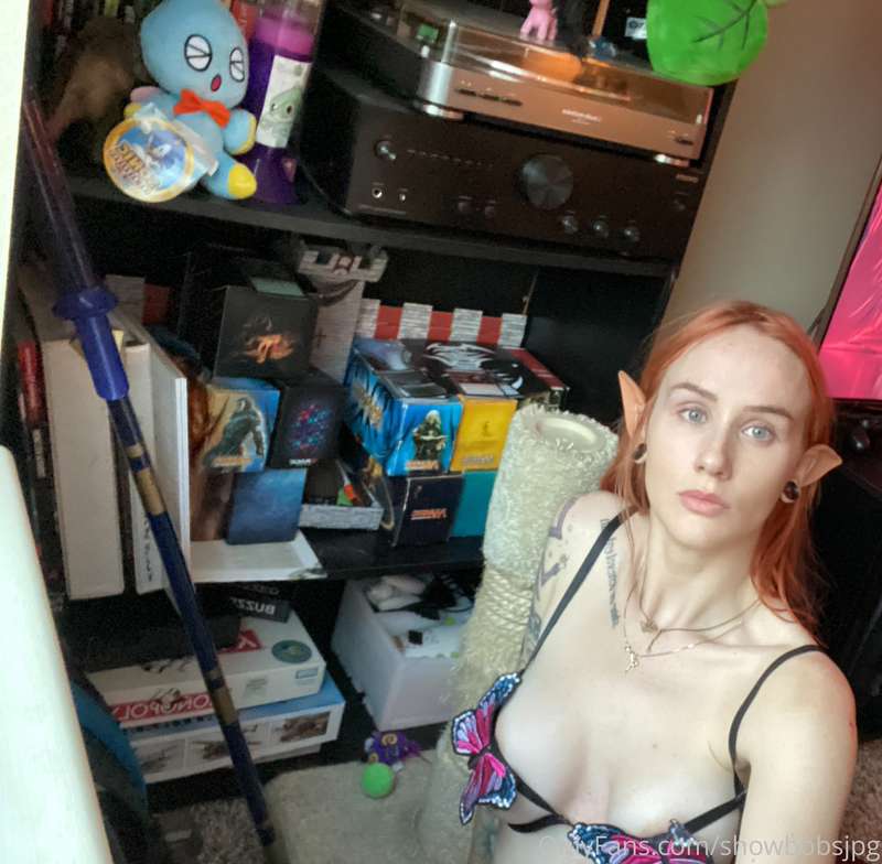 hi I found a selfie stick when I was cleaning/taking pics an.. 4