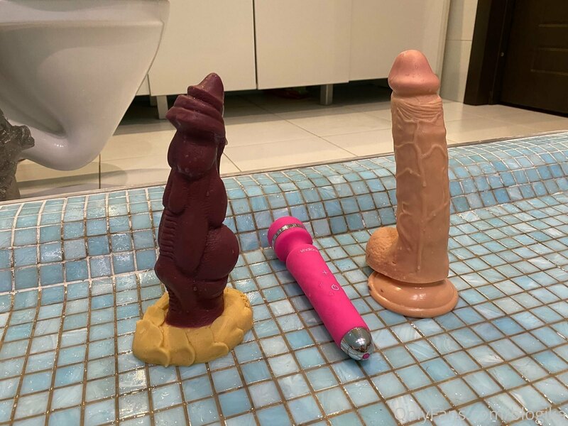 Have you already seen the long shower video with my new frie..