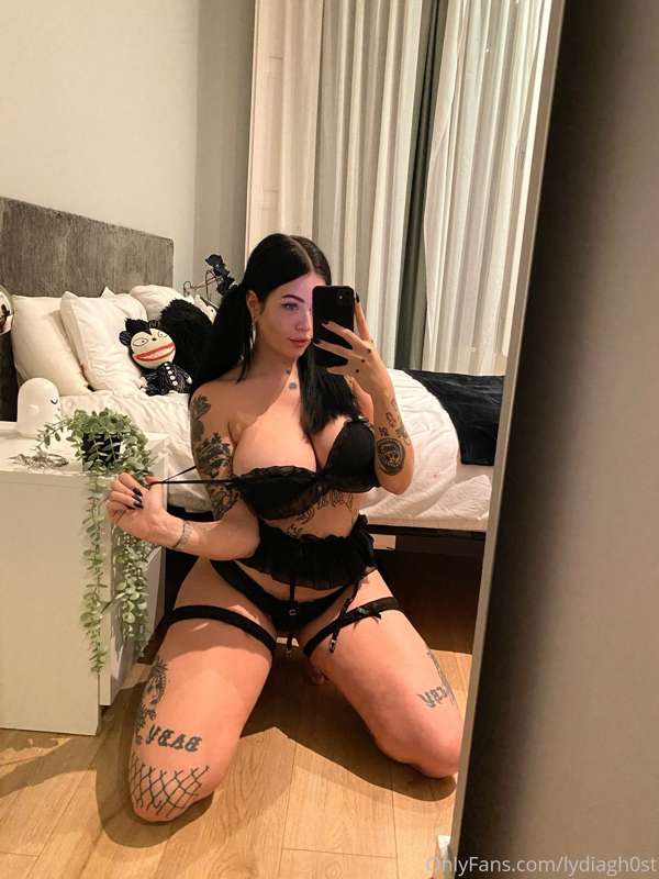 Tell me I’m pretty while you watch me undress and play with .. 6