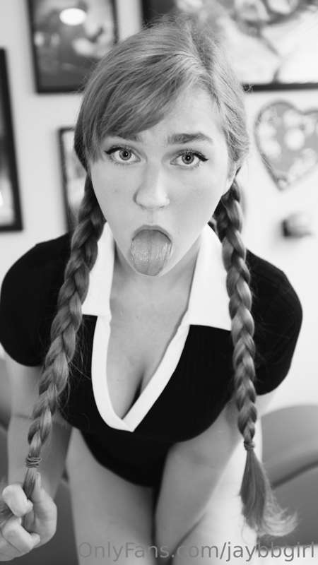 Every day is hump day when you’re with me. Get it? 🖤 16