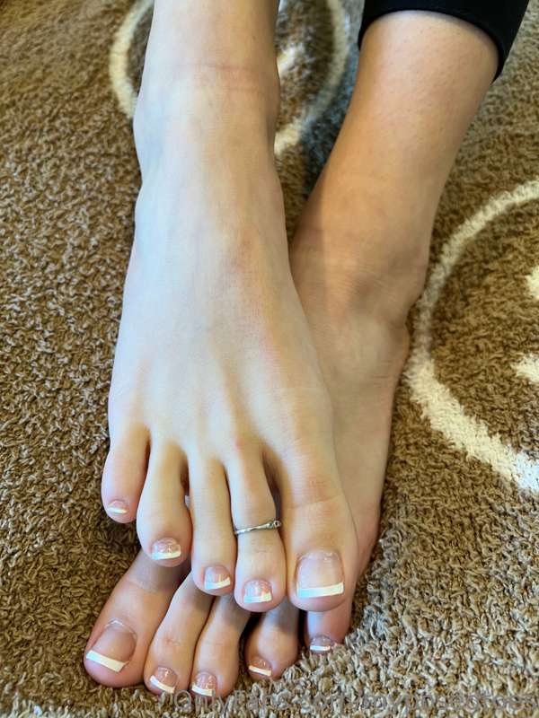 French tips with a splash of 💦 added to them! Tell me how ba..