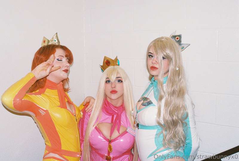 Let’s get digital @lovely_daisy98 @honeybunnycos  6