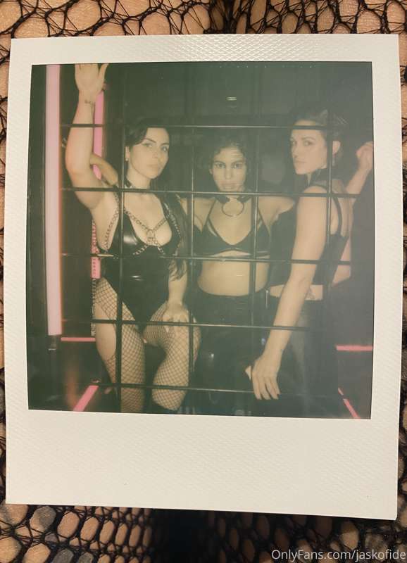 Being caged with two of the cutest during a shooting.
@maria..