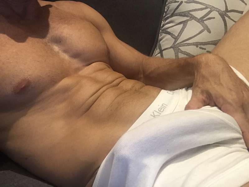 About to jerk off in these white calvins💦 1