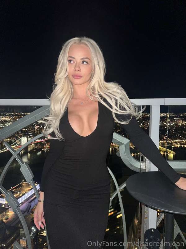 Do you like my outfit? 🖤