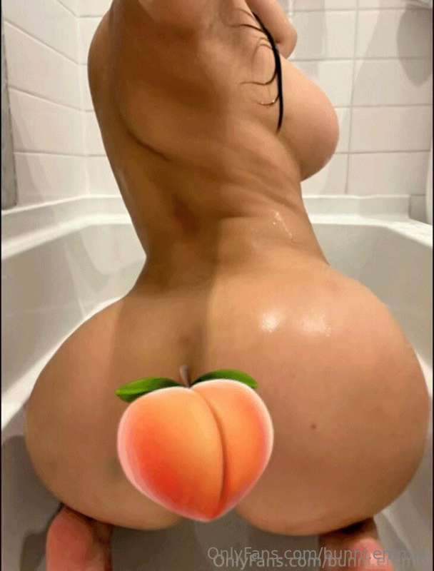 🍑 OILED ASS CLAPPING 🍑 Throwing this ass back all up in your..