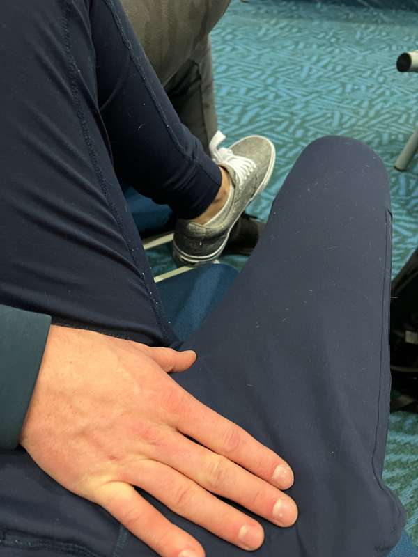 Sneaky airport pussy strokes 🥵😻 2
