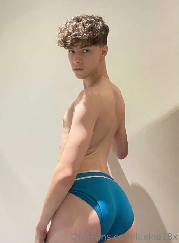 Your favourite bum boy 😛 7