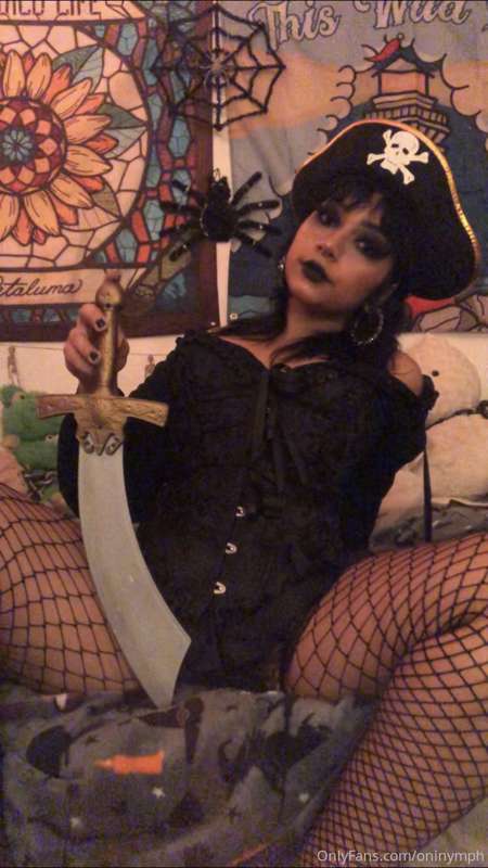 I look pretty in this outfit but i look even prettier with i.. 1