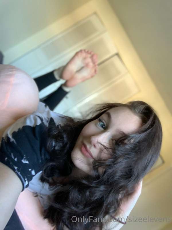sitting pretty with even prettier feet