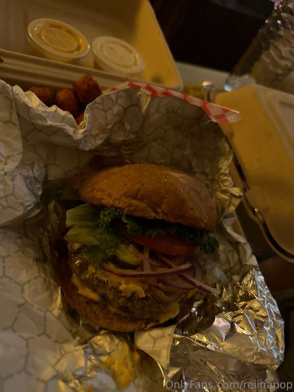 ouuurrrppp ahh, 3 sliders and one big yummy burger with tots.. 10