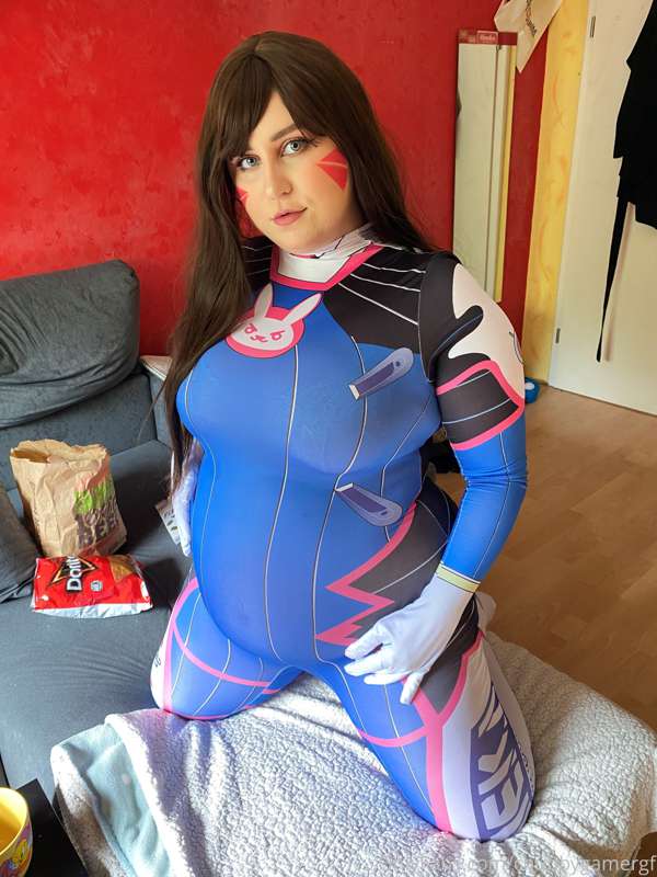 DVa returns this Weekend and she's fatter than ever. So fat .. 13