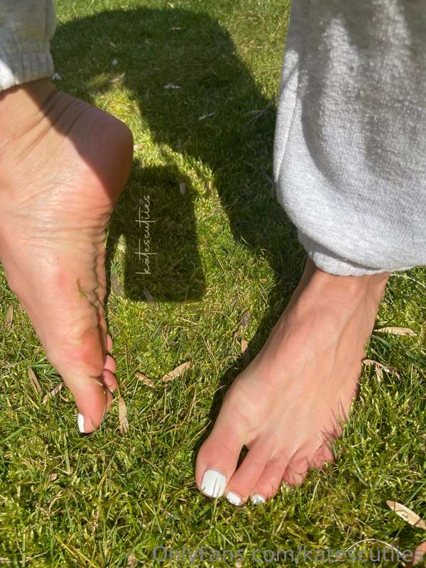 Feet in the grass💚 2