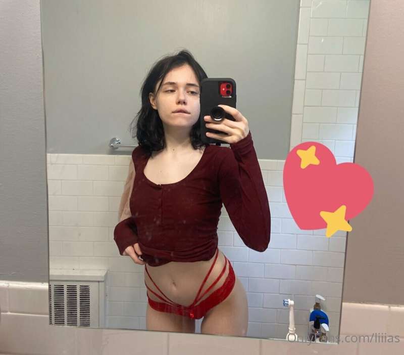 Swipe to see me take my top off 😌