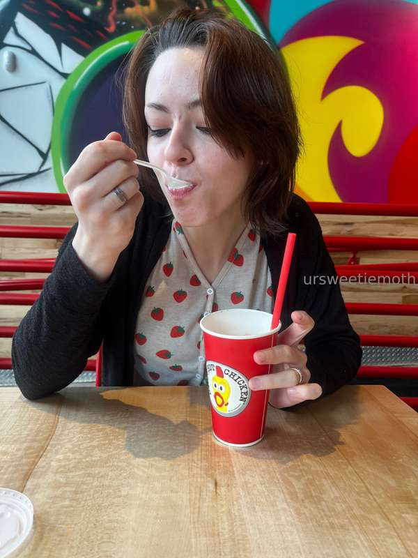 I tried Dave’s hot (not) chicken for the first time! It was .. 2
