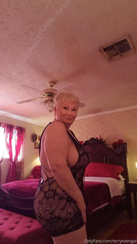 Oh this is better. Showing my nice ass and boobs.